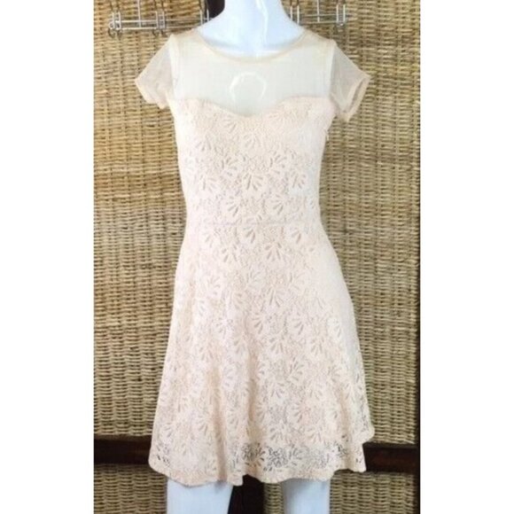 Kirra Dresses & Skirts - Kirra Dress Peach Lace & Mesh Short Party Dress Low Back XS